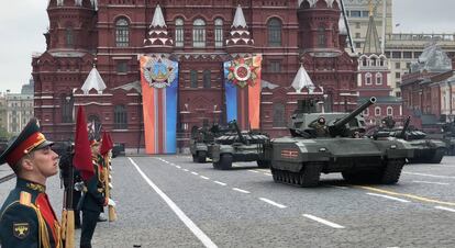 Tanques rusos en Moscú durante el ensayo de un desfile, el pasado mayo.