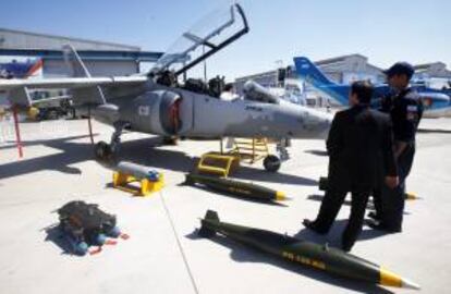 Un visitante se sienta en la cabina de un avión modelo IA-63 Pampa III de invitados en exhibición en la Feria Internacional del Aire y el Espacio (Fidae) 2014, en Santiago (Chile).