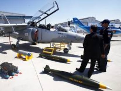 Un visitante se sienta en la cabina de un avión modelo IA-63 Pampa III de invitados en exhibición en la Feria Internacional del Aire y el Espacio (Fidae) 2014, en Santiago (Chile).