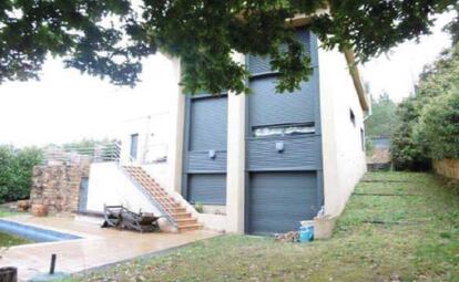 Segipsa pide como precio de partida 124.400 euros por esta vivienda unifamiliar de dos plantas y piscina de más de 620 metros cuadrados. Se encuentra en el pequeño y tranquilo término municipal de Gondomar, en Pontevedra.