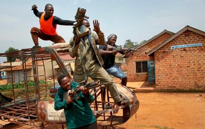 Actores posan en los estudios 'Wakaliwood', en Kampala (Uganda).