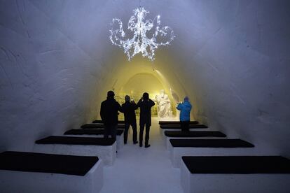 <b><p>La fortaleza de hielo</b></p>
El castillo de hielo y nieve de Kemi, en el golfo de Botnia (Finlandia), abre sus puertas cada invierno desde 1996. Esta temporada lo hará desde el 19 de enero hasta el 13 de abril (acceso: 29 euros; los niños, 17,40). En su exterior se encuentra rodeado por un kilómetro de murallas y torres de 20 metros de altura. Dentro reciben al visitante un restaurante con una barra y mesas de hielo, así como un hotel donde los huéspedes duermen sobre la nieve. Para ello se cubren con sacos adaptados a las condiciones árticas y una gruesa piel de cordero (la temperatura es de -5 grados, pero fuera alcanza los -30). El precio es de 350 euros la noche (dos personas, con desayunos). Otra atracción de la Laponia finlandesa es la estación de esquí de Ruka, en Kuusamo, donde las pistas suelen abrir en octubre y permanecen con nieve hasta finales de mayo. La mayoría están iluminadas para ser usadas durante la larga noche polar. Los aficionados al esquí de travesía pueden visitar los bosques boreales del parque nacional de Oulanka, con rutas señalizadas como la del Sendero del Oso. En Rovaniemi, el exclusivo Arctic TreeHouse Hotel ofrece 37 habitaciones modulares con paredes de vidrio térmico para dormir bajo la aurora boreal (desde 704 euros la noche).