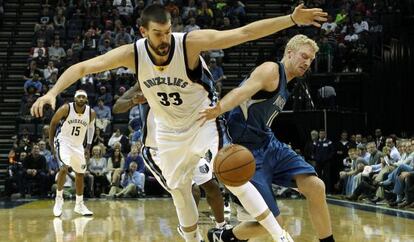 Marc Gasol disputa el balón con Chase Budinger.