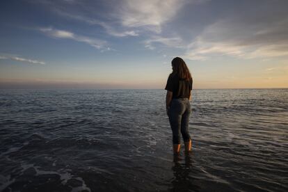 Laura en la playa de Motril. Su apego por la ciudad es grande, aunque a veces siente que se le queda pequeña: “Mi familia más buena no puede ser, y tenemos playa y un paisaje bonito, pero a veces siento que no puedo salir, que estoy enjaulada”.