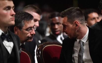 Bartomeu conversa con Messi en la última gala del Balón de Oro. 
 
 
 