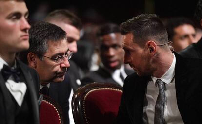 Bartomeu conversa amb Messi en l'última gala de la Pilota d'Or.