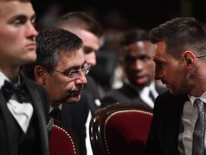 Bartomeu conversa con Messi en la última gala del Balón de Oro. 
 
 
 