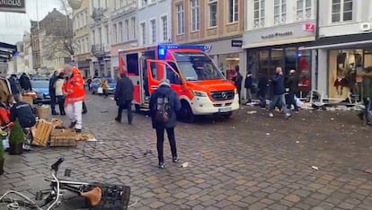 Ambulância socorre feridos no local do atropelamento em Tréveris, na Alemanha