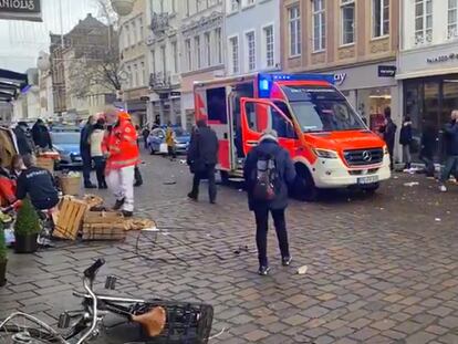 Ambulância socorre feridos no local do atropelamento em Tréveris, na Alemanha