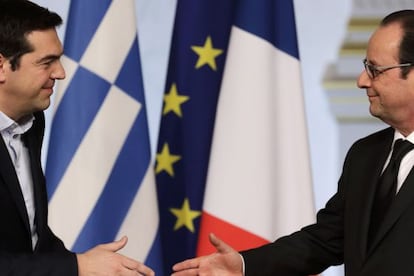El primer ministro griego, Alexis Tsipras, y el presidente francés François Hollande se saludan en el Elíseo.