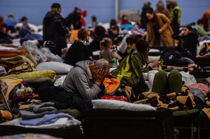 Refugiados ucranianos en un albergue temporal en Polonia.