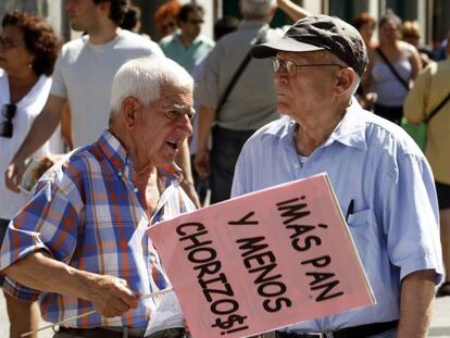 Pensionistas y jubilados convocados por CC OO en Madrid durante una concentración para pedir al Estado pensiones "dignas".