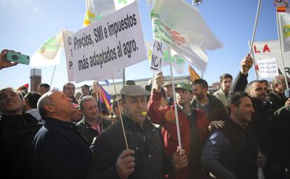 Concentracion de agricultores de la Comunidad de Madrid frente al Ministerio de Agricultura.