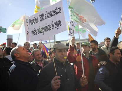 Concentracion de agricultores de la Comunidad de Madrid frente al Ministerio de Agricultura.