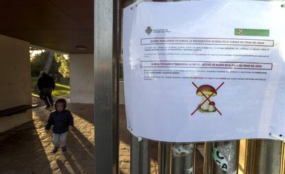 Los carteles donde se recuerda la prohibición de recolectar las setas peligrosas. 