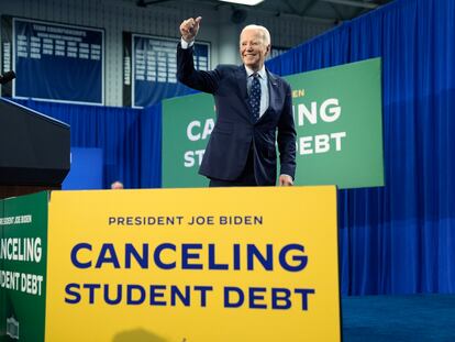 Joe Biden tras hablar de deuda estudiantil, el 8 de abril en el Estado de Wisconsin.