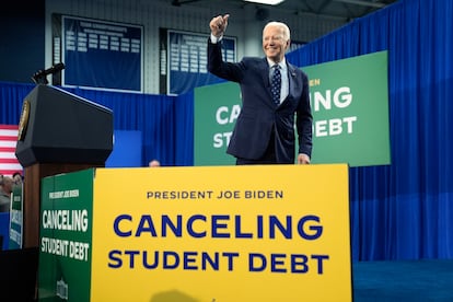 Joe Biden tras hablar de deuda estudiantil, el 8 de abril en el Estado de Wisconsin.