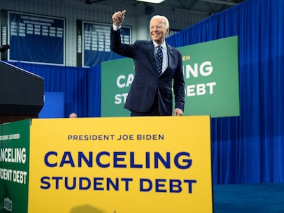 Joe Biden tras hablar de deuda estudiantil, el 8 de abril en el Estado de Wisconsin.