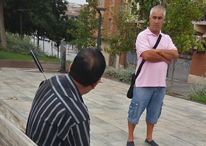 Una de las personas agredidas, con el cuchillo clavado en la espalda, espera a que lleguen los facultativos del SEM.