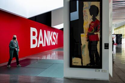 El cartell de l'entrada a l'exposició 'Pissing Guard', una de les obres de Banksy que es poden veure al Disseny Hub de Barcelona.