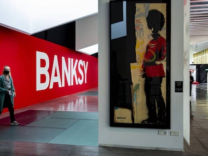 El cartell de l'entrada a l'exposició 'Pissing Guard', una de les obres de Banksy que es poden veure al Disseny Hub de Barcelona.
