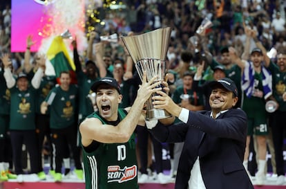 Sloukas y Ataman levantan el trofeo de campeones.