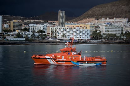 Llegada del buque de Salvamento Marítimo 'Guardamar Talía' al muelle de Los Cristianos, en el sur de Tenerife, remolcando al cayuco con los 24 cadáveres de inmigrantes que fue hallado el pasado lunes a 490 kilómetros de la isla de El Hierro.