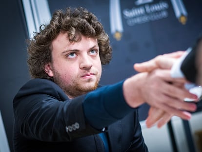 Niemann recibe la felicitación de Carlsen tras la derrota de este.