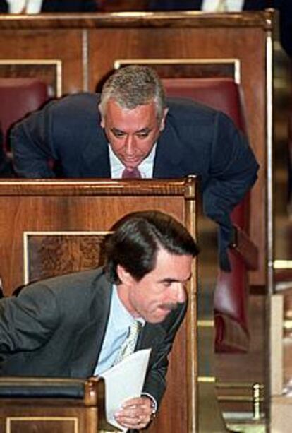 Aznar, con Arenas detrás, en la sesión de control de hoy al Gobierno.