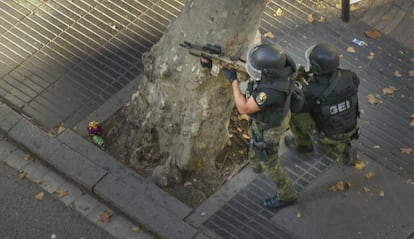 Dos membres del Grup Especial d'Intervenció dels Mossos d'Esquadra a la Rambla, poc després de l'atemptat.