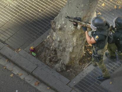 Dos miembros del Grup Especial d'Intervenció de los Mossos d'Esquadra en La Rambla, poco después del atentado.
