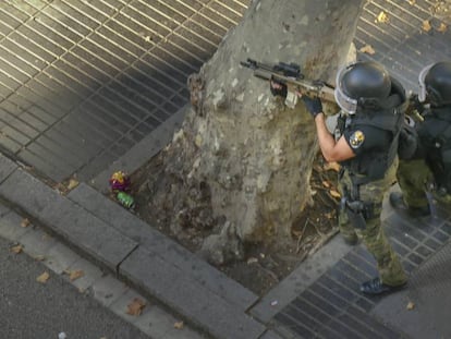 Dos membres del Grup Especial d'Intervenció dels Mossos d'Esquadra a la Rambla, poc després de l'atemptat.