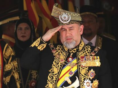 El anterior rey malasio, Mohamed V, durante la ceremonia inaugural del parlamento en Kuala Lumpur, el pasado julio.