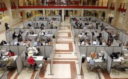 Interior de una administración de la Agencia Tributaria en Madrid. EFE/Archivo