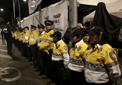 Policías de tráfico resguardan las inmediaciones de la residencia del presidente de México ante el plantón de los padres de los 43