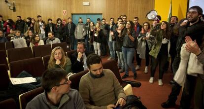 Estudiantes de la Universidad de C&aacute;diz (UCA) protestaron durante la reuni&oacute;n del claustro por el uso de tarjetas para gastos cuestionados.