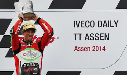 Anthony West celebra su triunfo en el circuito de Assen.