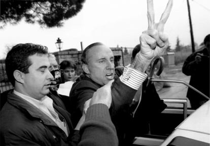José María Ruiz-Mateos, en el momento de su detención en Madrid el 8 de noviembre de 1994, por negarse a comparecer ante el juez en la querella presentada contra él por empresa Artes y Espectáculos en relación con el impago del videomarcador del Nuevo Estadio de Vallecas.