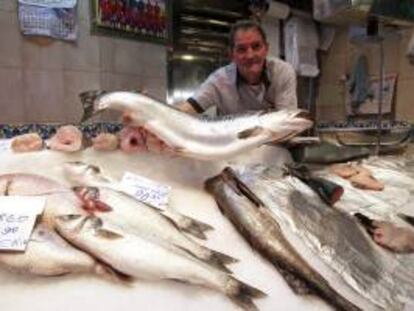 En la imagen, una pescadería en el madrileño mercado de Chamberí. EFE/Archivo