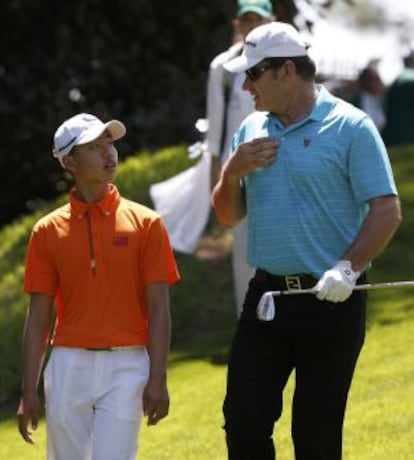 Faldo, a la derecha, con Tianlang Guan.