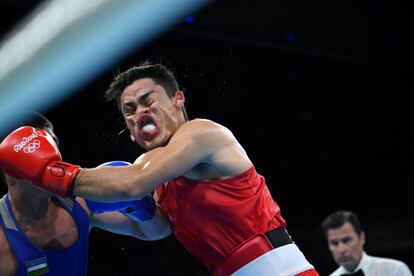 El mexicano Misael Uziel Rodriguez (rojo) lucha contra el uzbeco Bektemir Melikuziev (azul) durante la semifinal masculina.