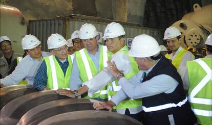 El presidente ecuatoriano, Rafael Correa, en la central hidroel&eacute;ctrica Coca Codo Sinclair en 2014.