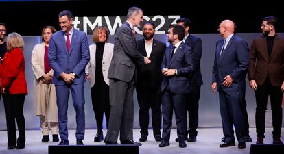 El rey Felipe VI (centro), entre otras personalidades, posan durante la inauguración del Mobile. 