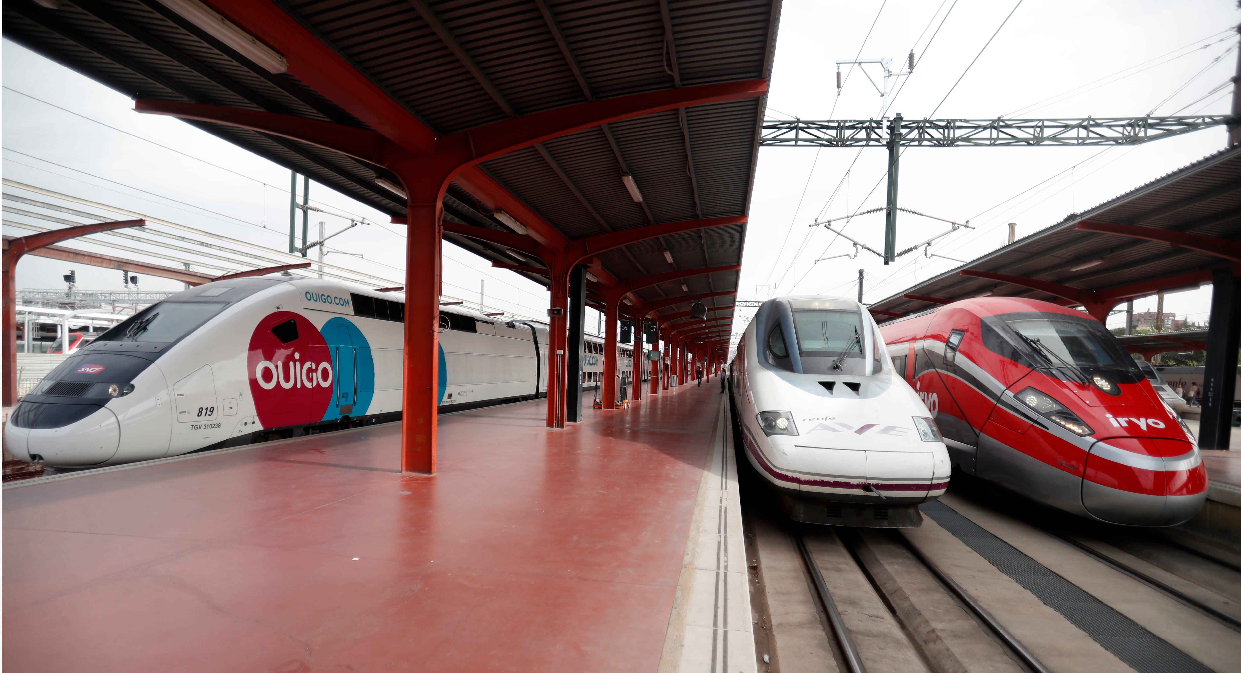 Trenes de Ouigo, Renfe e Iryo en la estación madrileña de Chamartín.