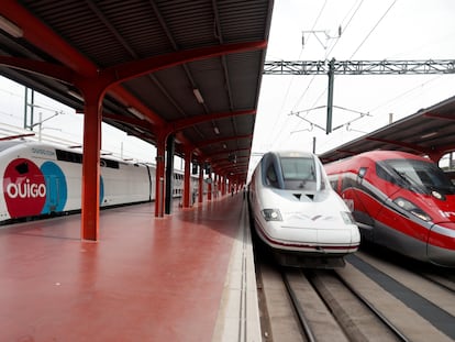 Trenes de Ouigo, Renfe e Iryo en la estación madrileña de Chamartín.