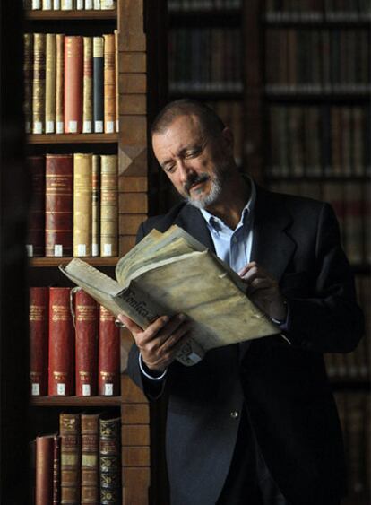Arturo Pérez-Reverte, autor de <i>El club Dumas</i> y académico, fotografiado hace unas semanas en la biblioteca de la Real Academia Española, en Madrid. 
Foto: Gorka Lejarcegi