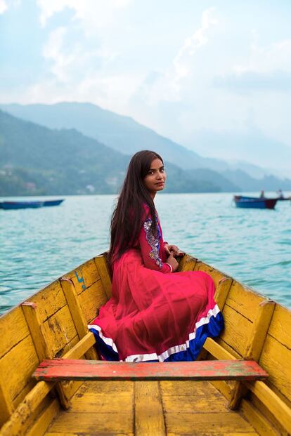 “Em geral, nos ambientes conservadores era para mim especialmente complicado retratar mulheres. Algumas não aceitavam serem fotografadas sem antes pedirem permissão ao marido ou pai.” Na imagem: Jovem passando a tarde no lago Pokhara (Nepal), como fazem muitos de seus habitantes a cada domingo.