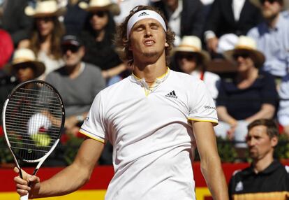 Alexander Zverev, tras perder un punto ante el español Rafael Nadal, el 9 de abril de 2018.