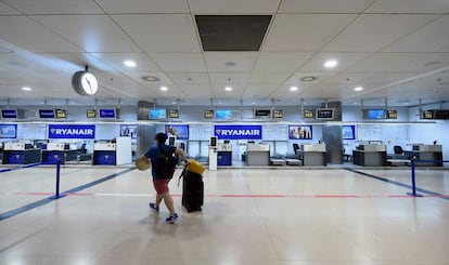Vista de los mostradores de la aerolínea Ryanair en la T-1 del aeropuerto Adolfo Suárez Madrid-Barajas en la segunda jornada de huelga de los trabajadores de la compañía aérea, el 26 de julio de 2018.