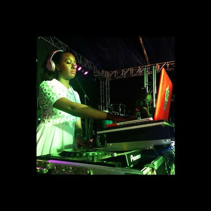 Una mujer DJ en un festival de música electrónica de Lagos, Nigeria